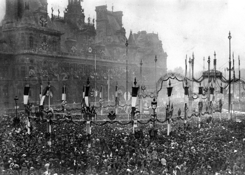 Hommage au soldat inconnu - La foule sur la place de l'Hôtel de ville pavoisée à Paris , pendant l'après-midi du 11 Novembre 1920