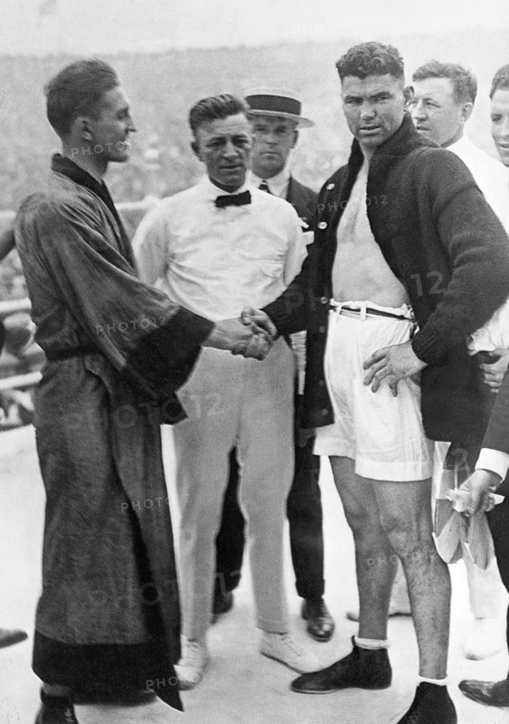 le 2 juillet 1921, le boxeur français Georges CARPENTIER et l'Américain Jack DEMPSEY, champion du monde des poids lourds de 1919 à 1926, se serrent la main avant leur combat sur le ring du Stadium Boyle's Thirty Acres à Jersey City, Jack DEMPSEY sera déclaré vainqueur.