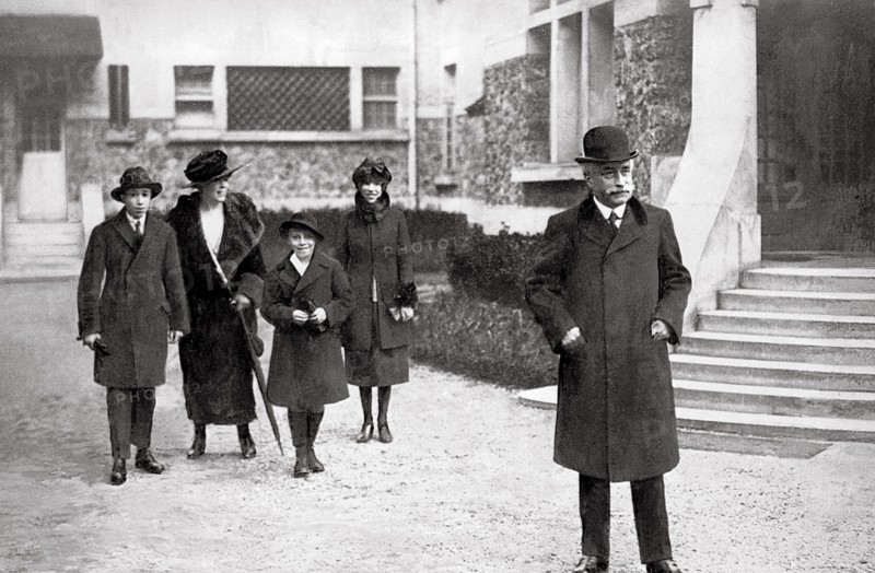 En décembre 1920, après avoir démissionné de la présidence de la république française, Paul Deschanel, en convalescence, se promène avec sa famille dans le parc de la clinique de Malmaison.  Photographie parue dans L'Illustration du 11 décembre 1920.