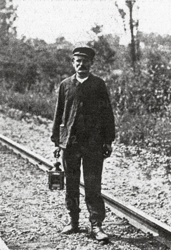 Paul Deschanel, homme politique français, devient président de la république en février 1920, démissionne pour raison de santé en septembre de la même année. L'accident de chemin de fer de M Deschanel.  Pendant le voyage pour l'inauguration du monument élevé à la mémoire du sénateur Reymond, M Deschanel, dans la nuit du 23 au 24 mai 1920, est tombé, sans dommage important, par la fenêtre du train présidentiel qui l'emmenait vers Montbrison.