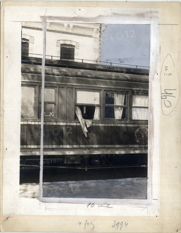 Paul Deschanel, homme politique français, devient président de la république en février 1920, démissionne pour raison de santé en septembre de la même année.
L'accident de chemin de fer de M Deschanel. 
Pendant le voyage pour l'inauguration du monument élevé à la mémoire du sénateur Reymond, M Deschanel, dans la nuit du 23 au 24 mai 1920, est tombé, sans dommage important, par la fenêtre du train présidentiel qui l'emmenait vers Montbrison.