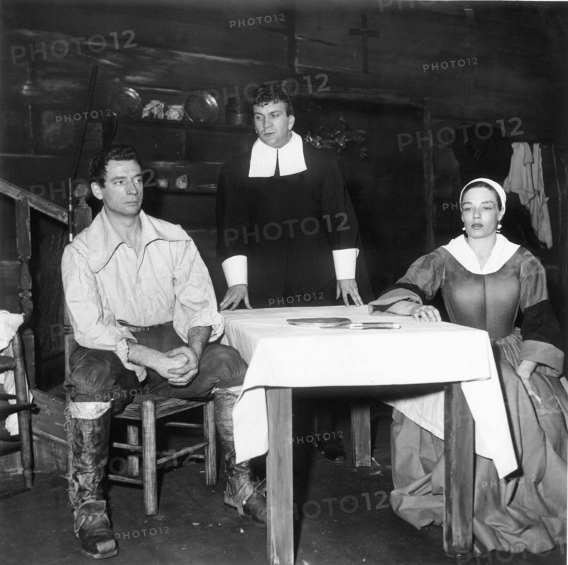 En 1955, Simone Signoret et Yves Montant sur scène, dans la pièce de théâtre "Les sorcières de Salem" de Raymond Rouleau. Les deux acteurs y interprètent un couple de fermiers dans un village hanté par des forces occultes.