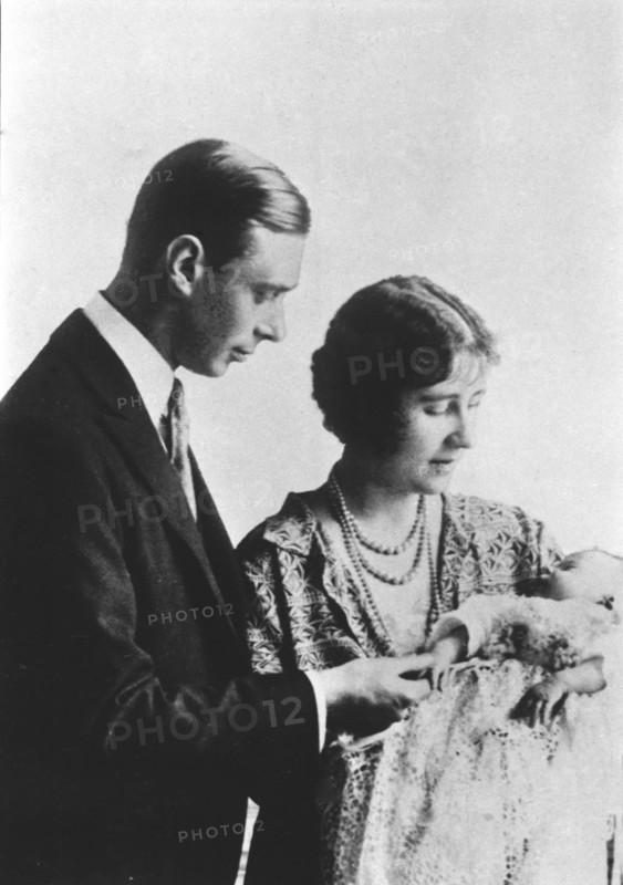 Le duc d'York, futur roi de Grande-Bretagne George VI, son épouse Elizabeth (née Bowes-Lyon) et leur fille aînée la princesse Elizabeth, née le 21 avril 1926 (future reine Elizabeth II).  Photographie parue dans France Illustration du 6 juin 1953.