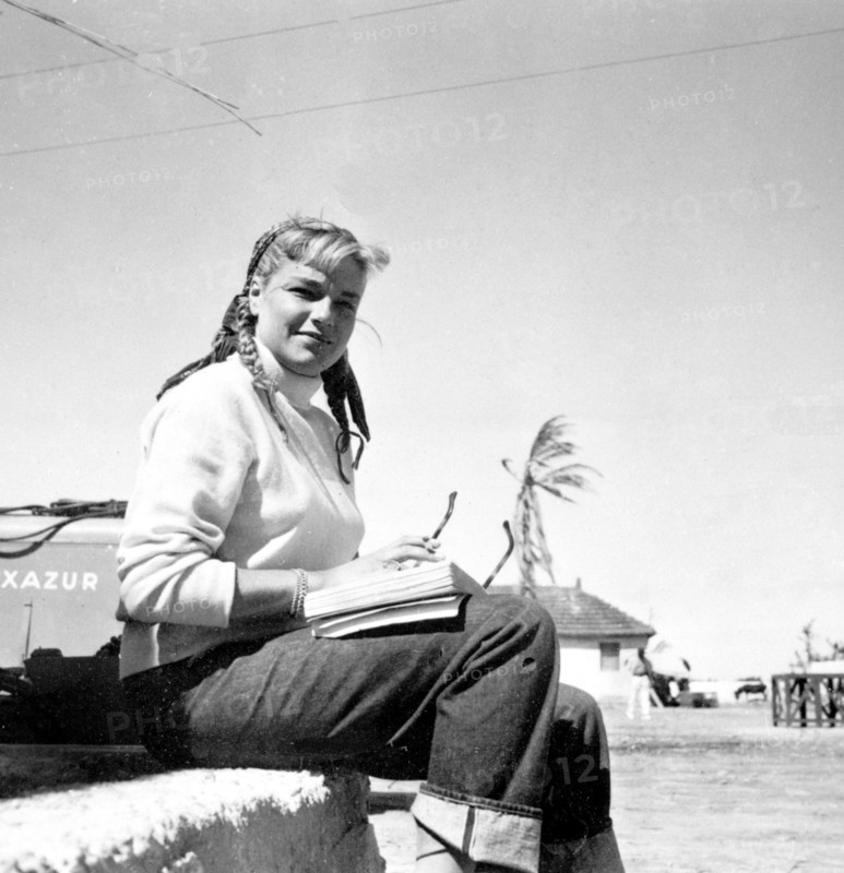 En 1953, Simone Signoret sur le tournage du film de Henri-Georges Clouzot "Le salaire de la peur", interprété par Yves Montand, Charles Vanel, Véra Clouzot, Folco Lulli et Peter Van Eyck.