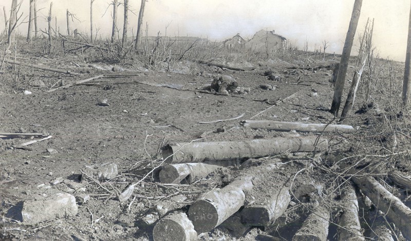La première guerre mondiale. La route conduisant au fort de Vaux, au fond, le profil du fort - région Est, la Meuse. Au fort de Vaux, photographies prises le 11 mars 1916, quant la garnison française eut reçu la nouvelle du communiqué allemand mensonger du 9 mars.