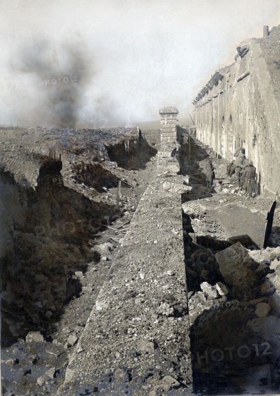 La première guerre mondiale, région Est, la Meuse. Au fort de Vaux, les fossés tragiques du fort. Le communiqué du 3 juin 1916 annonçait que des fractions ennemies avaient réussi à pénétrer dans le fossé Nord du fort. Leurs tentatives pour élargir cet avantage se brisèrent ensuite pendant 4 jours contre la garnison française. Mais toutes liaisons avec le fort devint impossible dans la nuit du 6 au 7 juin et, le 7, les Allemands obtenaient la position faussement déclarée le 9 mars 1916.