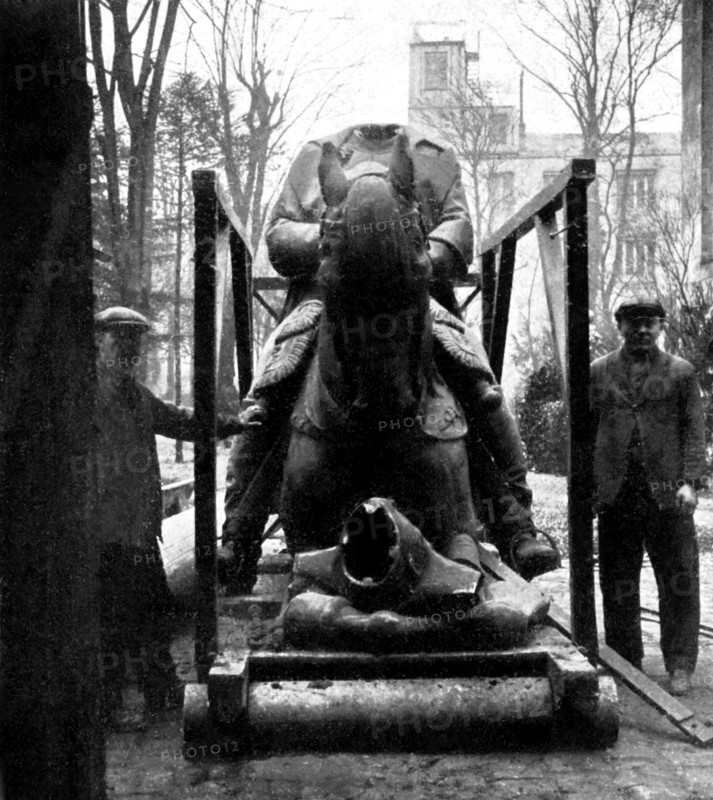 Au dépôt de marbres de Grenoble : statue équestre de Napoléon, par Frémiet, érigée en 1868 à Grenoble et mutilé en 1870. La statue initialement place Verdun à Grenoble est transférée après restauration à Laffrey en 1929