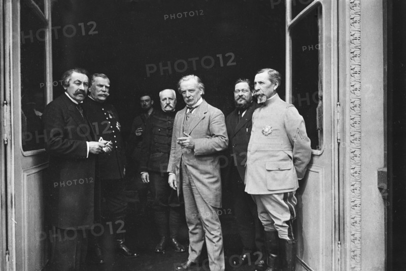 Le 11 août 1916, au Quai d'Orsay à Paris, le ministre français des Affaires étrangères Aristide Briand, le maréchal Joffre et le ministre de la Guerre britannique sir Lloyd George se sont entrevus pendant deux longues séances de travail sur le développement des opérations militaires. Aristide Briand y affirma un nouvelle fois sa doctrine de "l'unité de front" enoncée en février 1916.