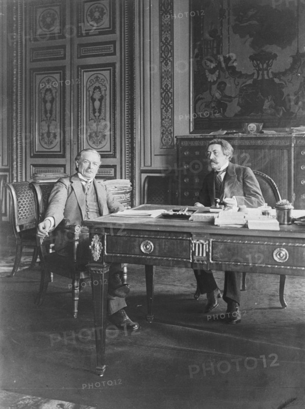 Le 11 août 1916, au Quai d'Orsay à Paris, le ministre français des Affaires étrangères Aristide Briand et le ministre de la Guerre britannique sir Lloyd George se sont entrevus, avec différents chefs militaires et pendant deux longues séances de travail, sur le développement des opérations militaires. Aristide Briand y affirma un nouvelle fois sa doctrine de "l'unité de front" enoncée en février 1916.
Première Guerre Mondiale - Nous contacter pour la légende complète