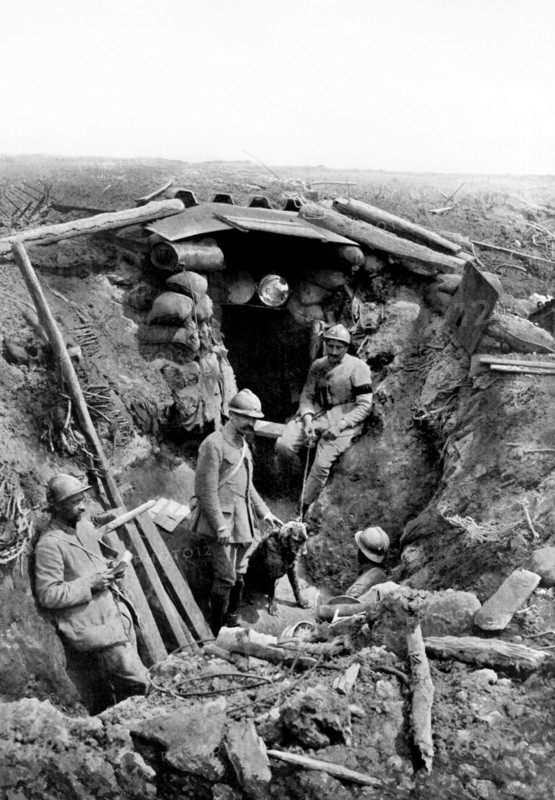 Première guerre mondiale. Juin 1917 sur le front. Poste optique sur le chemin des Dames. Au dessus de l'entrée de l'abri, on aperçoit l'appareil de signalisation; dans le groupe de soldat, situé dans la tranchée, un chien sentinelle.