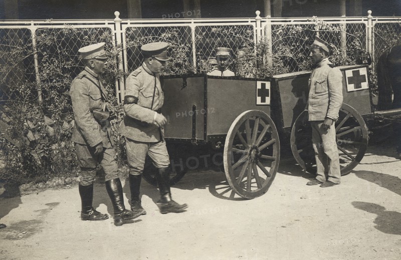 Officiers d'état major du service de santé, examinant du matériel sanitaire de la Croix Rouge, novembre 1916 - Photographie inédite de l'entrainement de l'armée portugaise en novembre 1916, avant d'être envoyée en France à partir de janvier 1917. L'entrée du Portugal dans la première guerre mondiale. Le 9 mars 1916, l'Allemagne déclare la guerre au Portugal alors allié des britanniques. Le 26 janvier 1917, 1 an après, les premières troupes de l'armée portugaise débarquent en France.