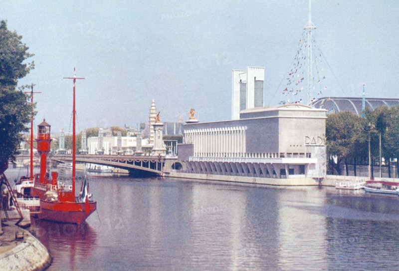 Exposition internationale des Arts et des Techniques appliqués à la vie moderne, en 1937 à Paris.  Le pavillon de la Radio.  Sur la gauche, le pont Alexandre III, et au premier plan une péniche (bateau-phare).