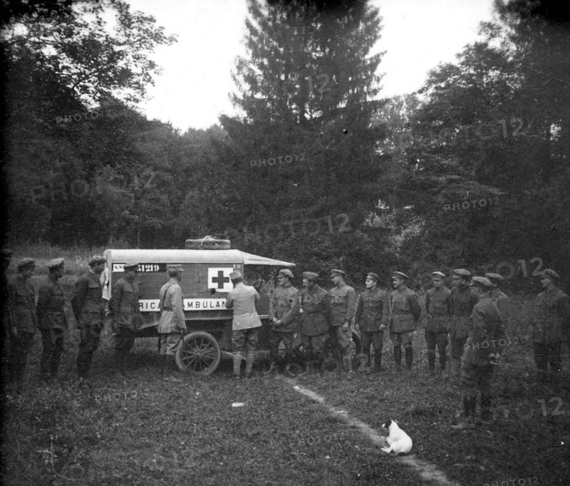 Remise de la Croix de Guerre à une voiture ambulance criblée d'éclats d'obus, août 1916.