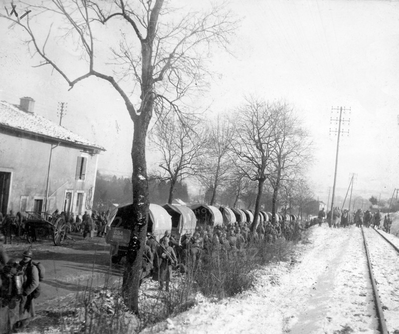 La première guerre mondiale. Sur la route, des camions transportant des troupes vers les premières lignes  sur la voie ferrée, des blessés légers venant des postes de secours et se dirigeant vers l'ambulance, mars 1916.