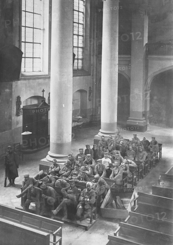 La première guerre mondiale. La chapelle du collège Buvignier à Verdun, transformé en hôpital, ou sont momentanément internés des prisonniers allemands, août 1915.