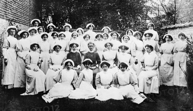 Edith Cavell avec des nouvelles diplômées de l'école d'infirmières de Bruxelles.