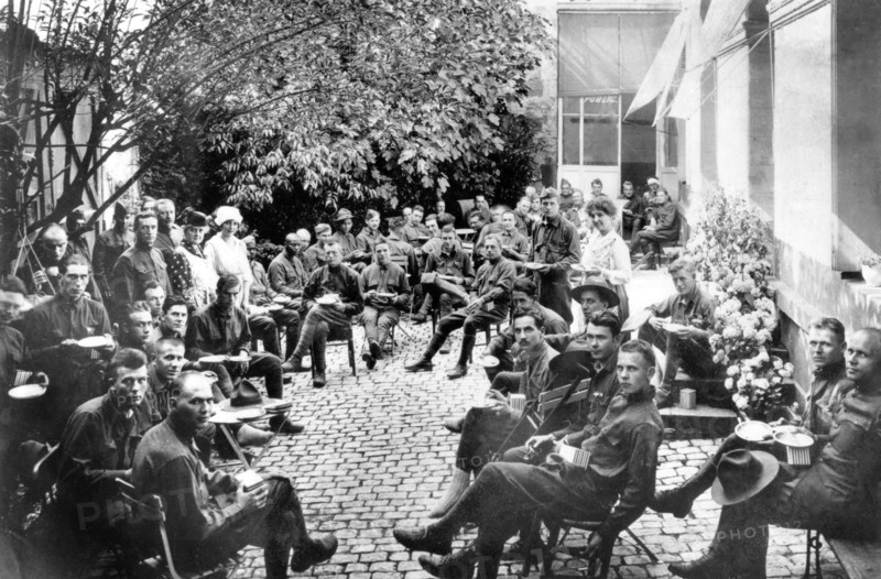 Blessés de guerre - Soldats blessés se reposant dans la cour.