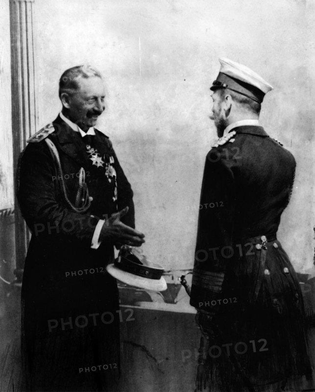 La poignée de main de Guillaume II et du tsar de Russie Nicolas II, à l'occasion de l'une de leurs rencontres : Le bon apôtre ! - duquel navire Guillaume II accueillait le tsar