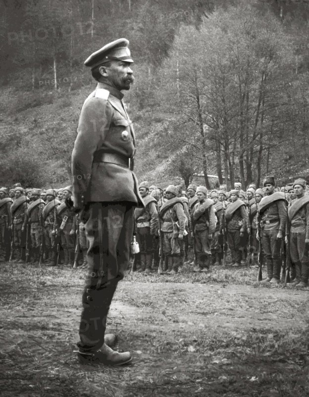 Le général Kornilov remplace le général Broussilov au commandement suprême des armées russes, il tentera sans succès de renverser Kérensky en 1917.