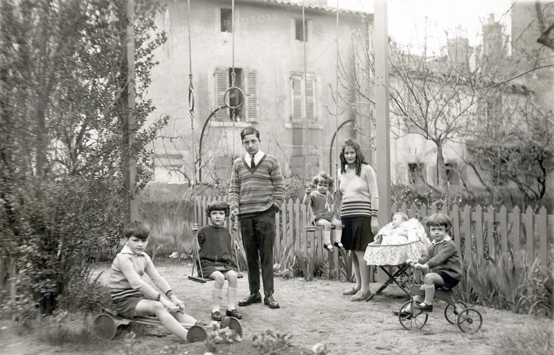 Le programme social de la maison Michelin dans le Puy de Dôme. Exemple caractéristique de famillle nombreuse dite "famille Michelin". Photographie parue dans L'Illustration du 21 juin 1930.  Le paternalisme de la maison Michelin se manifeste dans les années 1930 par une politique de logement social gérée par la Société des habitations à bon marché Michelin, un système d'allocations familiales plus avantageux que le système national, et de nombreuses mesures de protections et aides sociales visant à encourager la natalité.
