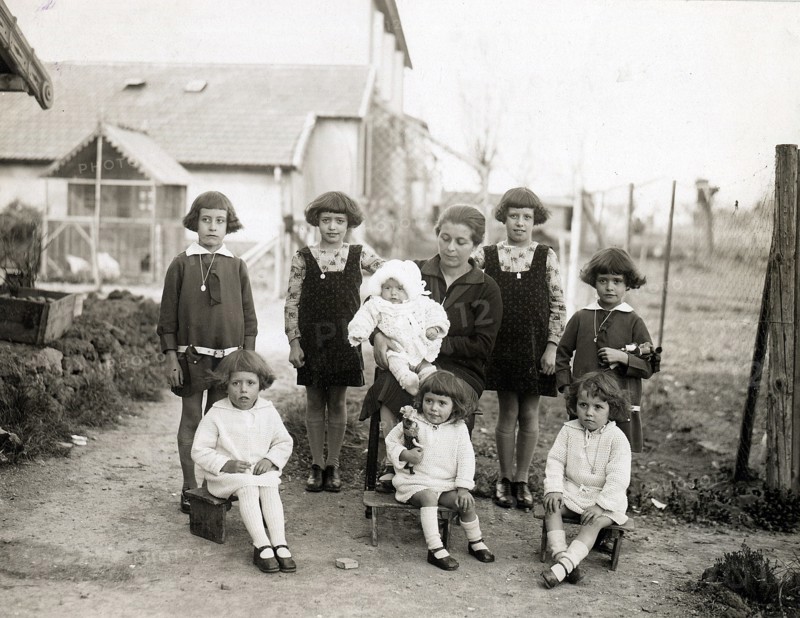 Le programme social de la maison Michelin dans le Puy de Dôme. Exemple caractéristique de famillle nombreuse dite "famille Michelin". Photographie parue dans L'Illustration du 21 juin 1930.  Le paternalisme de la maison Michelin se manifeste dans les années 1930 par une politique de logement social gérée par la Société des habitations à bon marché Michelin, un système d'allocations familiales plus avantageux que le système national, et de nombreuses mesures de protections et aides sociales visant à encourager la natalité.