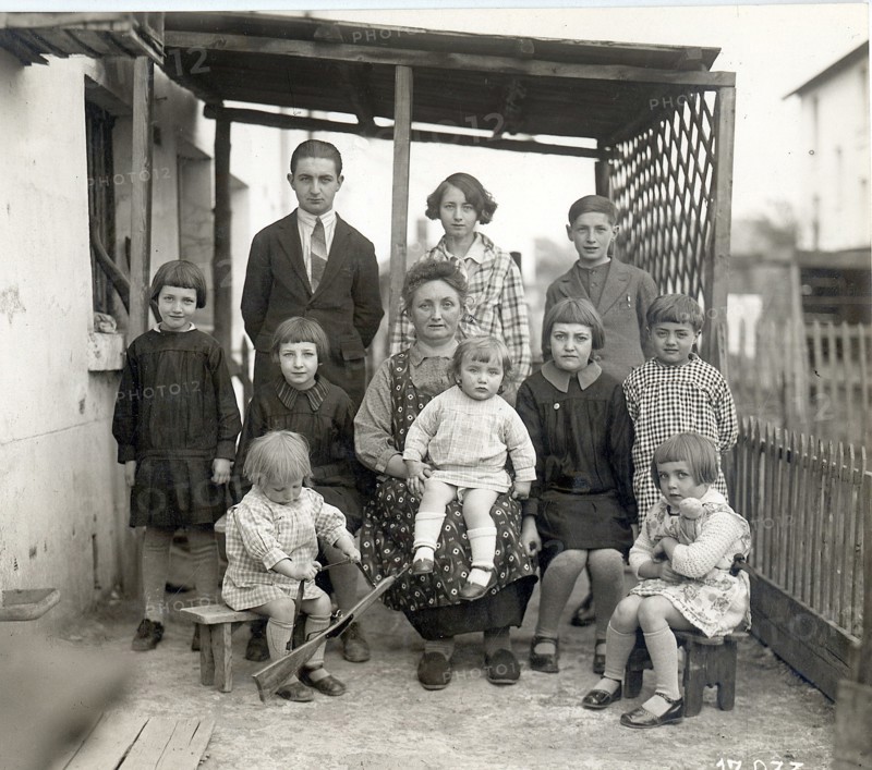 Le programme social de la maison Michelin dans le Puy de Dôme. Exemple caractéristique de famillle nombreuse dite "famille Michelin". Photographie parue dans L'Illustration du 21 juin 1930.  Le paternalisme de la maison Michelin se manifeste dans les années 1930 par une politique de logement social gérée par la Société des habitations à bon marché Michelin, un système d'allocations familiales plus avantageux que le système national, et de nombreuses mesures de protections et aides sociales visant à encourager la natalité.