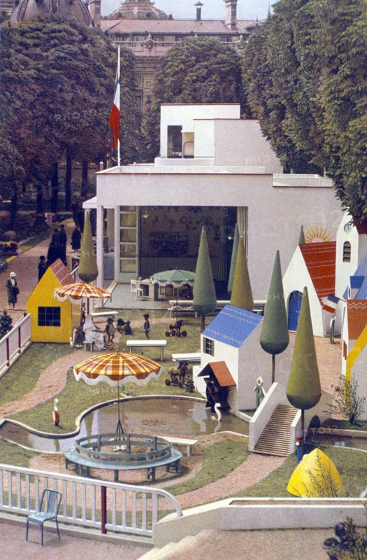 Exposition internationale des Arts et des Techniques appliqués à la vie moderne, en 1937 à Paris.  La garderie d'enfant.