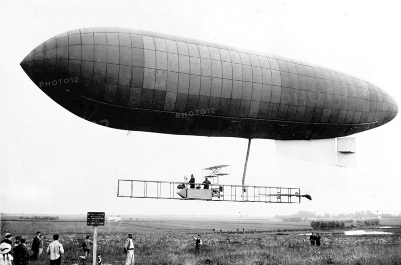 Aéronautique. Le premier ballon dirigeable démontable, le Zodiac I, construit pour les Pays Bas, janvier 1909.