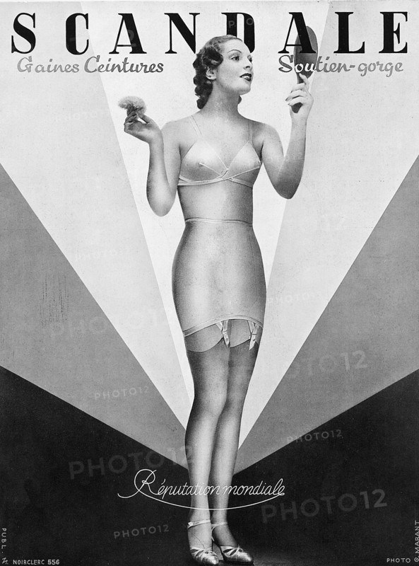 Publicité pour gaines et soutien-gorge.