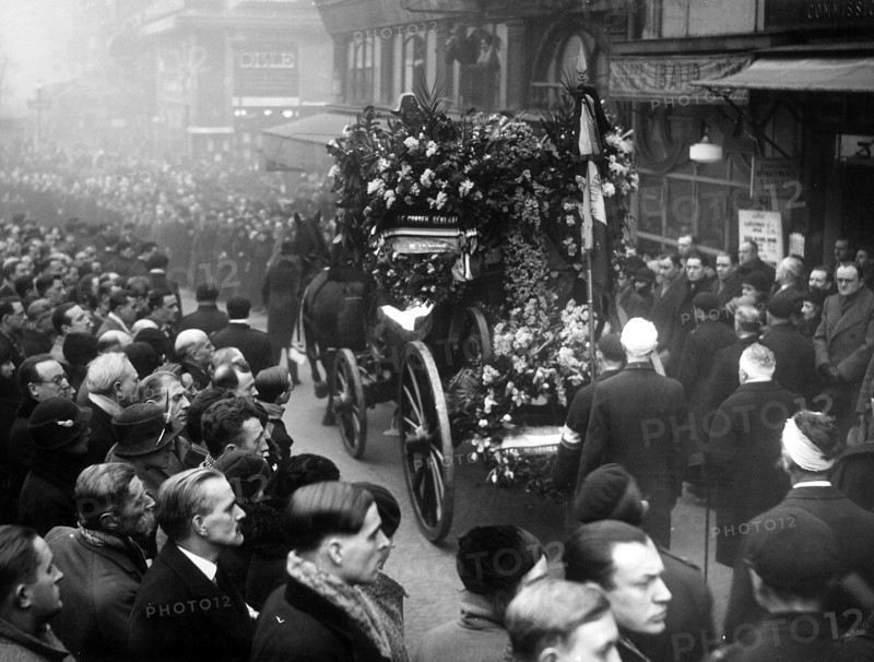 Funerals of lieutenant Rossignol during the Stavisky case
