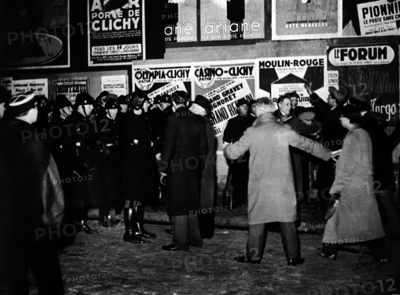 Le 16 mars 1937, à Clichy près de Paris, des gardes mobiles forment un barrage devant les ouvriers de la banlieue rouge mobilisés contre l'organisation dans une salle de Clichy d'une projection organisée par le Parti social français, du film LA BATAILLE. Ce parti conservateur a été créé en 1936 après la dissolution de l'association patriotique et antiparlementaire des Croix de Feu.