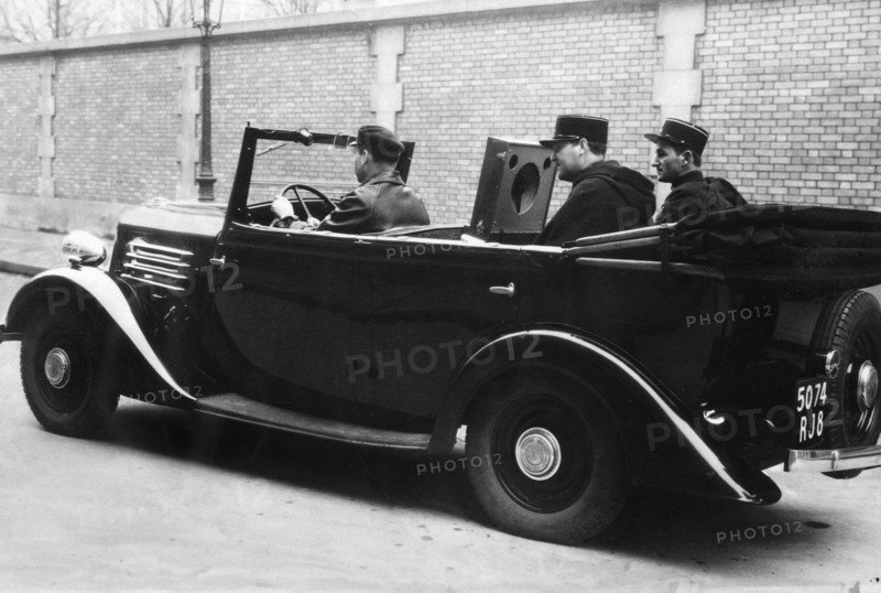 Une des voitures de patrouille de la police munie d'un haut-parleur de T S F, qui circulaient dans Paris à partir du mois de mars 1936.
