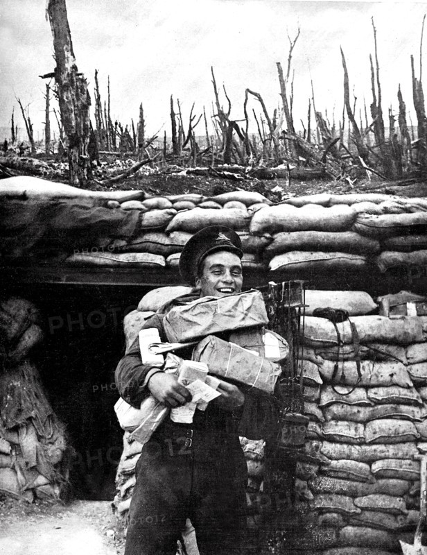 Première guerre mondiale. Noël 1915, dans une tranchée anglaise, un tommies chargé de cadeaux envoyés par sa famille. Premiere guerre mondiale. Noel 1915, dans une tranchee anglaise, un tommies charge de cadeaux envoyes par sa famille.
