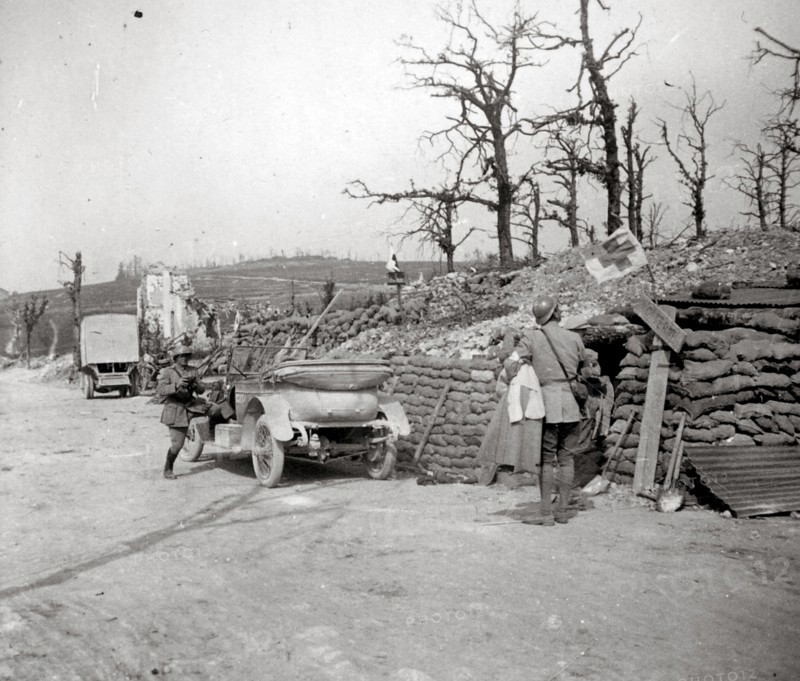 Le poste de secours  dit de "la citerne", sur la route de Verdun au Fort de Souville, août 1916.