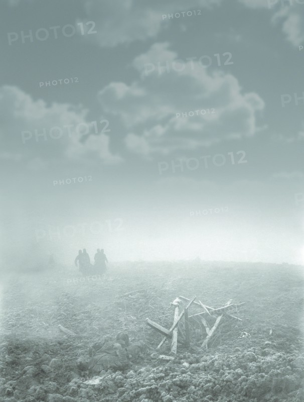 La première guerre mondiale.
Soldats se détachant dans la brume, sur un terrain entièrement ravagé par les bombardement, au premier plan une tranchée. - couleur lafon