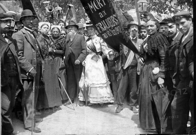 Crise viticole et manifestations des vignerons en 1907.  Meeting de Nîmes, le dimanche 2 juin 1907: le maire socialiste de Narbonne, Ernest Ferroul, au milieu d'un groupe de manifestants. Devant l'impuissance des pouvoirs publics à juguler la grave crise qu'ils  traversent (surproduction et effondrement du prix du vin depuis 1904), les viticulteurs du Midi, menés par Marcelin Albert, organisent des meetings dans les principales villes de la région pour crier leur misère et réclamer des mesures contre les fraudes de toutes sortes commises sur les vins.  Photographie parue dans L'Illustration du 8 juin 1907.