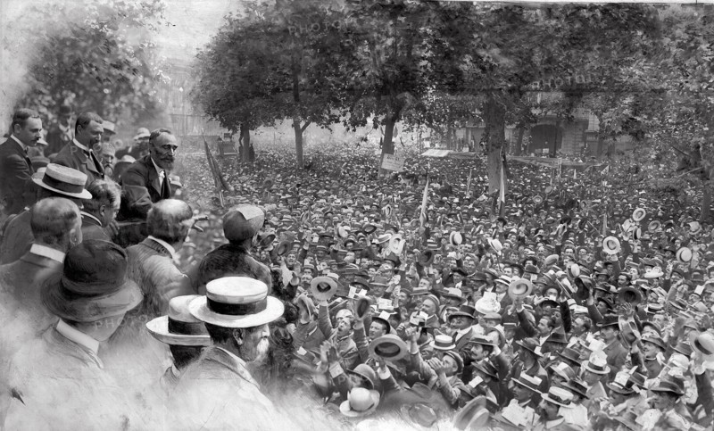 Meeting de Montpellier, le 9 juin 1907, Marcelin Albert prononçant la formule du serment des vignerons fédérés, sous les acclamations de la foule.  "Dimanche dernier, s'est close à Montpellier, la série des meetings monstres organisés pour faire entendre les doléances et les revendications du Midi viticole: réunis au nombre d'un demi-million environ, les vignerons languedociens ont achevé d'étonner le monde par leur esprit de solidarité (...) Marcelin Albert, le "rédempteur", escorté de son fidèle lieutenant , M. Ferroul, maire de Narbonne, rappela que l'heure était venue d'exécuter les résolutions énergiques antérieurement décrétées: grève de l'impôt, démission de toutes les municipalités dans les départements fédérés (Aude, Gard, Hérault, Pyrénées-Orientales). Photographie et extraits d'article parus dans L'Illustration du 15 juin 1907.