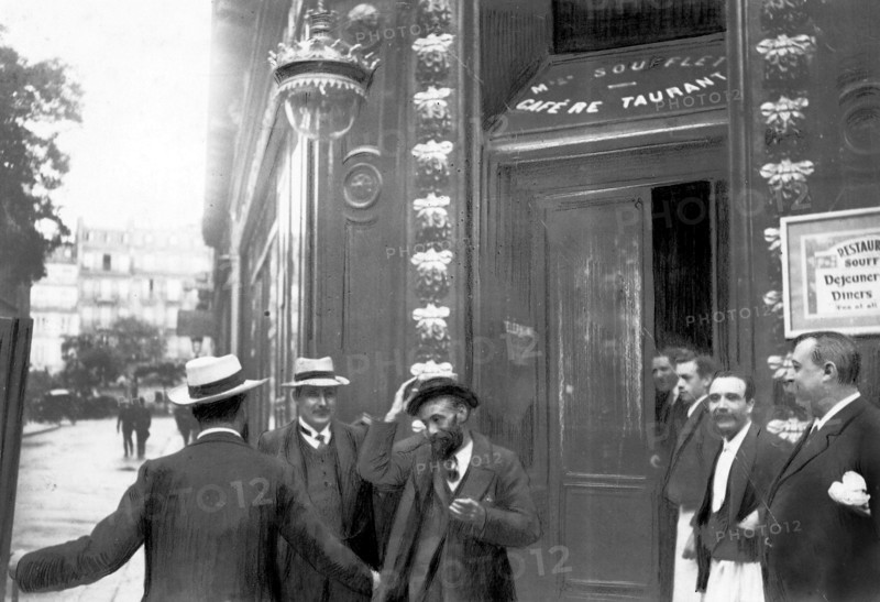 Crise viticole et révolte des vignerons du Midi en 1907.  Le 23 juin 1907, voyage de Marcelin Albert à Paris, pour y rencontrer Georges Clemenceau.  A sa sortie du café Soufflet, le "Rédempteur" se voit convié par ses amis rédacteurs de l'Humanité à une promenade en automobile dans le Bois de Boulogne et à Saint-Cloud . Photographie parue dans L'Illustration du 29 juin 1907.