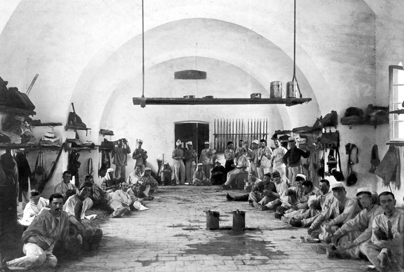 Epilogue de la mutinerie des hommes du 17e régiment d'infanterie, qui avaient quitté leur garnison d'Agde, le 20 juin 1907, pour rejoindre Béziers et la révolte des vignerons du Midi.  Envoyés en Tunisie par mesure disciplinaire, ils arrivèrent à Gafsa le 29 juin 1907.  La vue montre l'une des chambrées où se serrent les mutins.  Photographie parue dans L'Illustration du 13 juillet 1907.