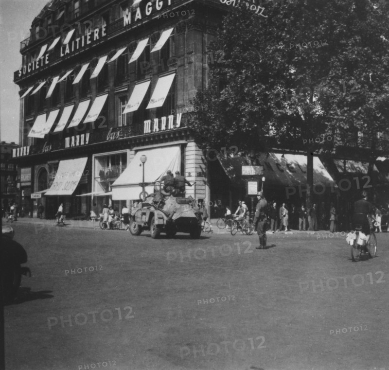 Liberation de Paris. 

Les 17-18 aout 1944, soldat allemand faisant la circulation place du Chatelet, pendant la greve des agents de police.



Liberation de Paris. On the 17th-18th August 1944, a German soldier directs traffic on the place du Chatelet during the police officers' strike.