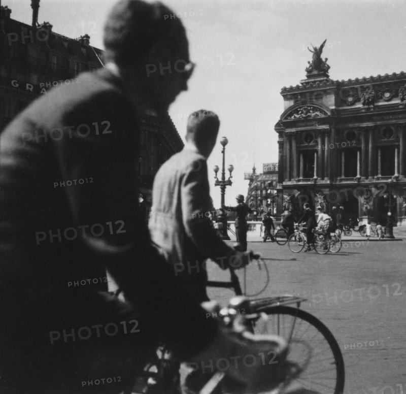 Liberation de Paris. 

Les 17-18 aout 1944, soldat allemand faisant la circulation pres de l'Opera Garnier, pendant la greve des agents de police.



Liberation de Paris. On the 17th-18th August 1944, a German soldier directs traffic near the Garnier Opera during the police officers' strike.
