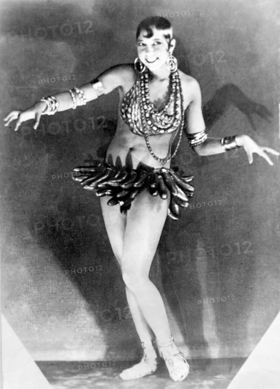 Née en 1906 à Saint Louis aux Etats-unis, la célèbre artiste de music-hall : Joséphine BAKER, vêtue d'un pagne de bananes. C'est dans cette tenue qu'elle devint célèbre. Elle triompha à Paris dans la Revue Nègre.