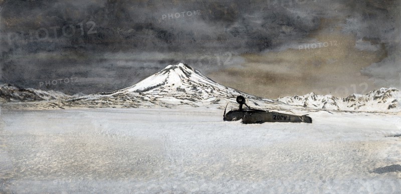Juin 1930, "l'oiseau mort", l'avion du pilote Henri Guillaumet, Courrier des Andes, sur les neiges de la Laguna Diamante, à 3500 mètres d'altitude. Le 13 juin 1930, le pilote de la Compagnie général aéropostale disparaissait au cours d'une traversée des Andes. Il fut retrouvé sauf mais les pieds gelés après de longues journées de marche interrompue.  Photographie parue dans L'Illustration du 3 janvier 1931.