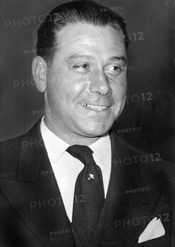 Portrait du pilote français Henri Guillaumet vers 1940.  Aviateur français (1902-1940), pionnier des traversées de l'Atlantique Sud et l'un des héros de l'Aéropostale.  Photographie parue dans L'Illustration du 14 décembre 1940.