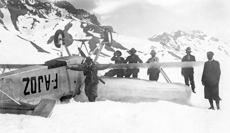 Juin 1930. Avion avec lequel le pilote français Henri Guillaumet capota au cours d'une tempête de neige, lors de sa traversée de la Cordillère des Andes, le 13 juin 1930. Inédit L'Illustration.