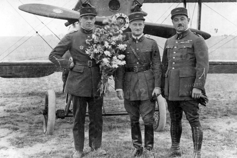 En 1925, Henri Guillaumet (à gauche), qui vient de remporter le Military Zenith. Au centre, Challe  à droite, Bonnet, alors recordman de vitesse.  Photographie parue dans L'Illustration du 14 décembre 1940.