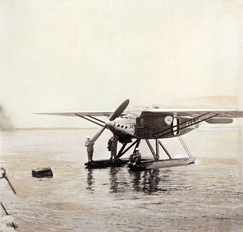 Le premier courrier par hydravion au-dessus de l'Atlantique-Sud par la Compagnie Générale Aéropostale du 12 au 13 mai 1930. 
Le "Laté 28-3" baptisé "Comte de la Vaulx", à Saint-Louis, avant le départ: sur les flotteurs, le radiotélégraphiste Gimié (tenant l'hélice), le pilote Mermoz, le navigateur Dabry (assis).
Photographie parue dans L'Illustration du 31 mai 1930.