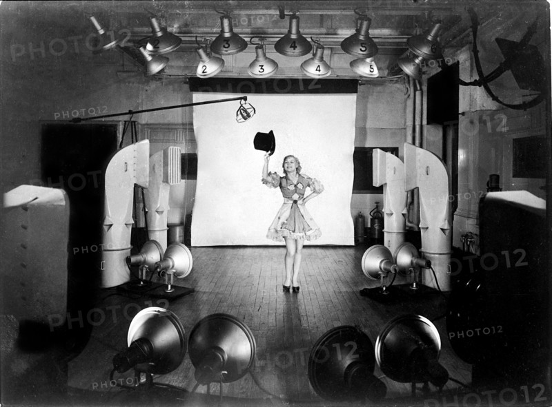 septembre 1936, Studio de television de la rue de grenelle,