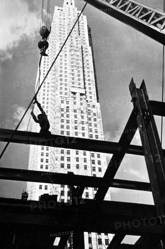 Architecture - Building Rockefeller Center Centre commercial composé de 19 bâtiments à Manhattan, New York. L'ensemble fut construit à partir de 1929 dans le style Art Déco, sur l'initiative de John Davison Rockefeller Jr . Le centre abrite notamment la Radio City Music Hall.
