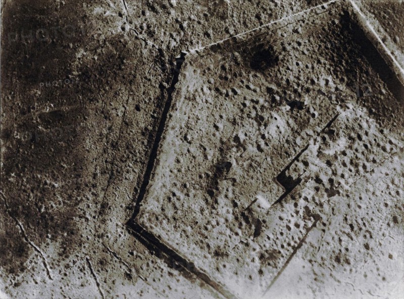 Le Fort Douaumont vu de 1200 mètres d'altitude, le 19 mai 1916